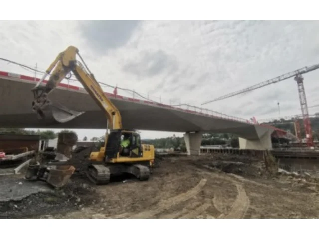 Pražští politici obdivovali rozestavěný Dvorecký most