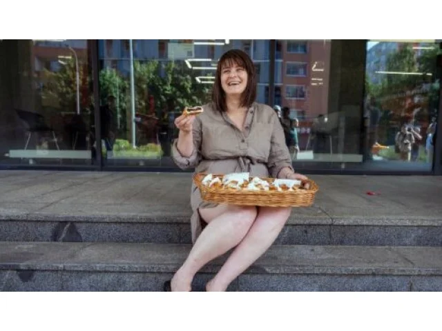 Maláčová v sukni a s koláčem v ruce. Poradce prezidenta: Nevědomá osobní tragédie v přímém přenosu