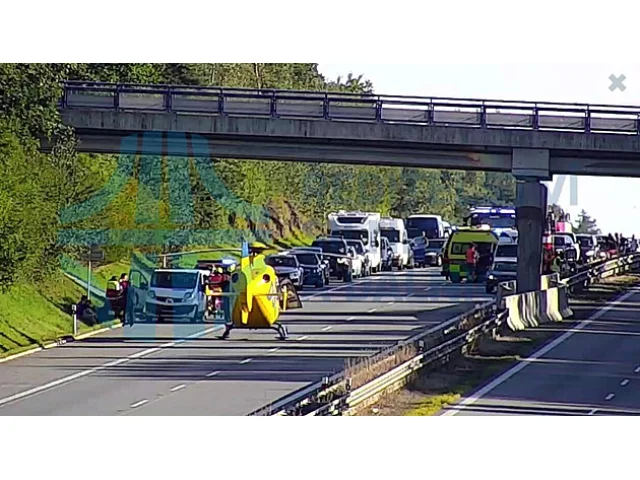 Na D1 ve směru na Prahu bourala čtyři auta, pro zraněného přiletěl vrtulník