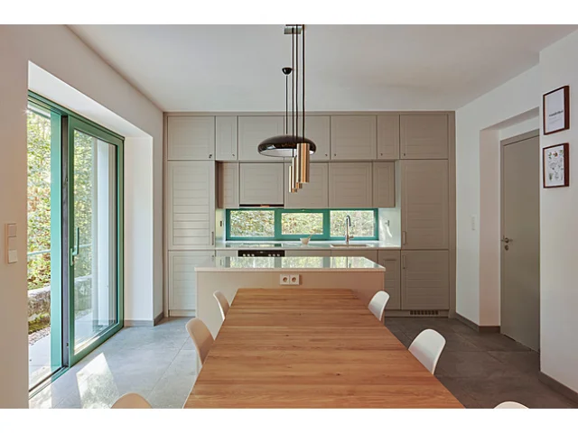 Úžasná proměna domu z 80. let v Chřibské s kouzelnou knihovnou a krbem