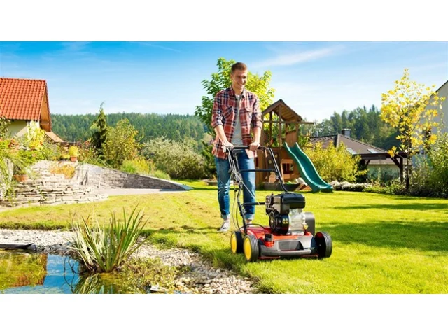 Zdravý trávník potřebuje péči i na podzim. Vertikutace při ní hraje klíčovou roli