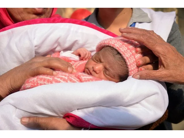 Šok v Indii: Novorozeně pohřbili zaživa. Protože to byla dívka, myslí si místní