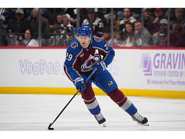 Nečas se v NHL posunul na druhé místo mezi střelci, Hertl a Hronek asistovali