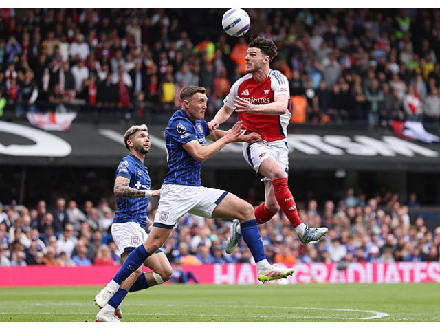 Arsenal dominoval, Chelsea otočila. Liverpool musí s oslavou titulu počkat