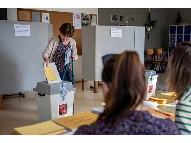 Volby on-line: Volební místnosti se otevřely. Češi si volí novou vládu