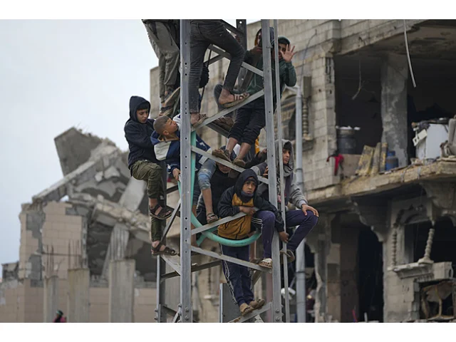 Hamás propustil další izraelské rukojmí, jeden z mužů líbal věznitele na čelo