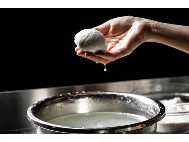 Nevylévejte vodu z mozzarelly. Můžete ji využít při svém domácím vaření, pečení i na luštěniny