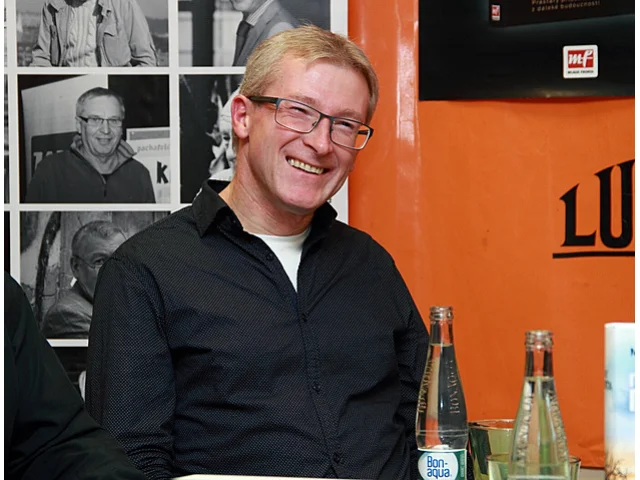 Bude to zas jak za totáče? Holubová se rozčiluje, že vyhodili známého kněze Marka Orko Váchu