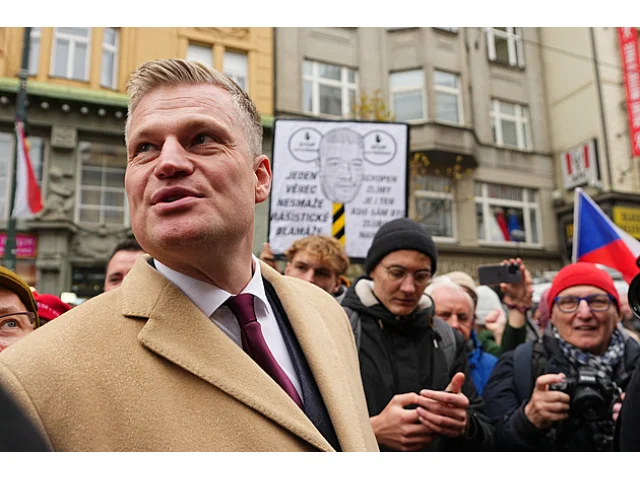 Zahlcená Národní třída slavila „samet“ plná emocí: Pavla vítal potlesk, Motoristy pískot