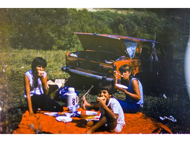 Cestování za socialismu: Trabantem či embéčkem několik dnů na cestě do Oděsy nebo vlakem na Mácháč