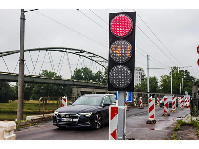 Kritika magistrátu kvůli dopravě v Pardubicích sílí. Důvod? Stav mostů a parkování