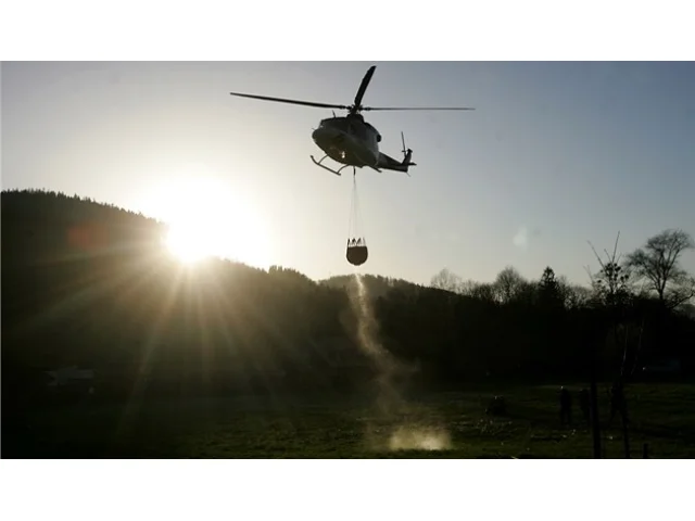 Hasiči likvidují požár v národním parku České Švýcarsko, zasahoval i vrtulník