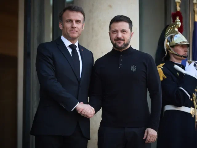 Francie dodá Ukrajině zbraně za 50 miliard, slíbil Macron Zelenskému