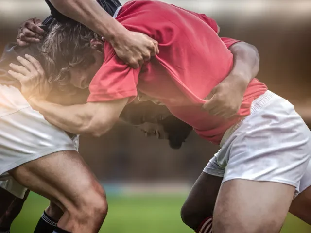 Mladík zemřel po internetové populární výzvě „rozběhni se rovně“. Náraz neustál