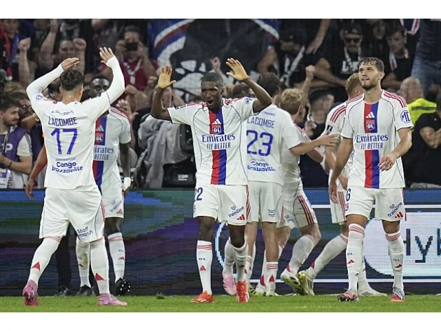 Šašek, blbec. Šulc po lajdácké penaltě pocítil zlobu. V Lyonu teď frčí Karabec