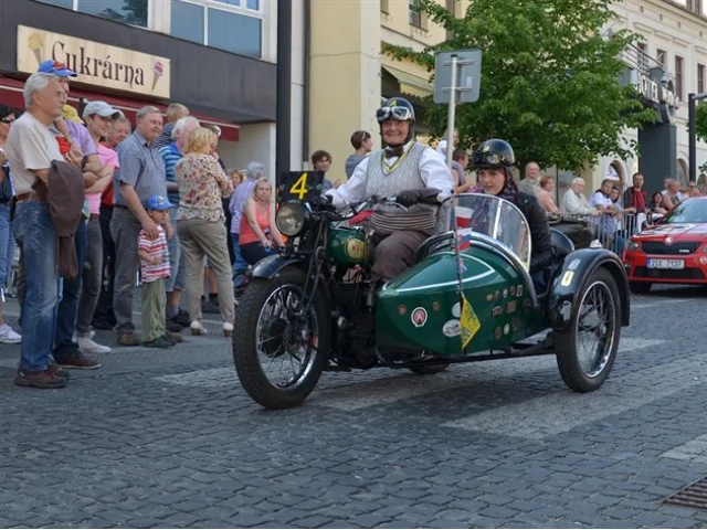 Děda byl frajer, pokoří ho potomci? Na prastaré motorce pojedou napříč Evropou
