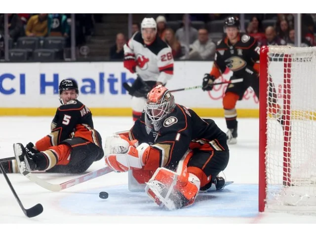 Další úspěch brankáře Dostála v NHL. Byl vyhlášen první hvězdou týdne