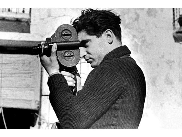 Robert Capa: Vyzbrojen pouze svým aparátem se vydával na bojiště, aby ukázal, jak vypadají hrůzy války