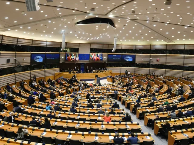 Vláda chce stihnout změnit povolenky pro domácnosti do konce roku, na zrušení není většina