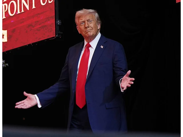 Slova o mučednictví, slzy v očích. Tisíce příznivců se rozloučily s Charliem Kirkem