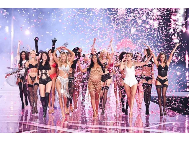 Top momenty z Victoria's Secret: Těhotná na molu, zlomená noha i virální Candice