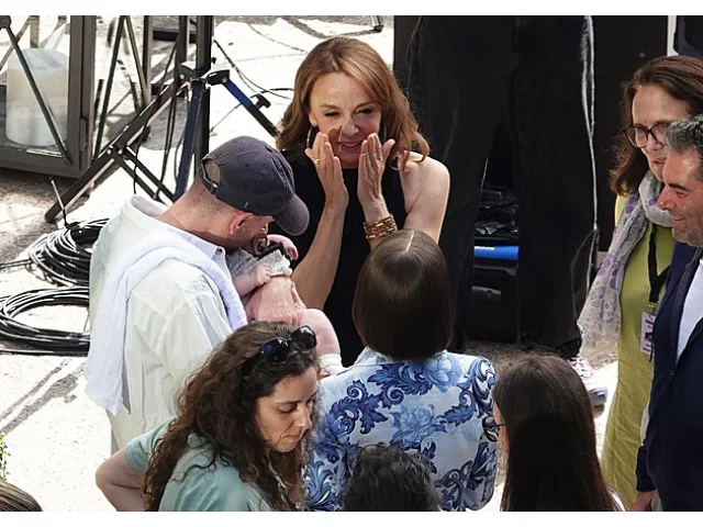 Hvězda Emily in Paris ohromila v limetkových šatech: Francouzská ikona stylu