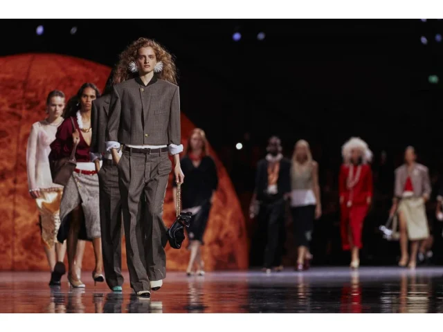 Chanel už určil trendy na jaro 2026: Boxy saka a pánské kalhoty ladí s kabelkou, kterou navrhla sama Coco