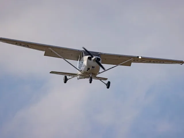 V Letňanech spadlo malé letadlo, dva lidé v něm zahynuli