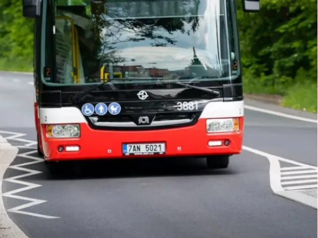Policie zadržela muže, který ohrožoval cestující v pražském autobusu zbraní