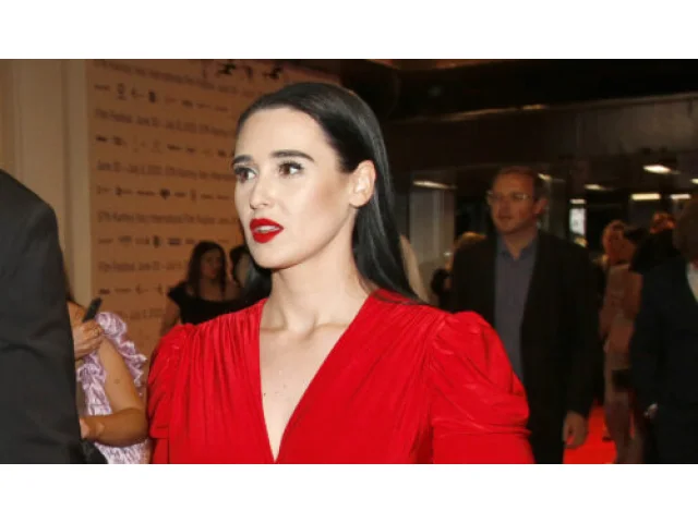 Besky z kulinářské show ukázala na dovolené své plné tvary bez spodního prádla. Fanoušci v ní vidí Demi Moore