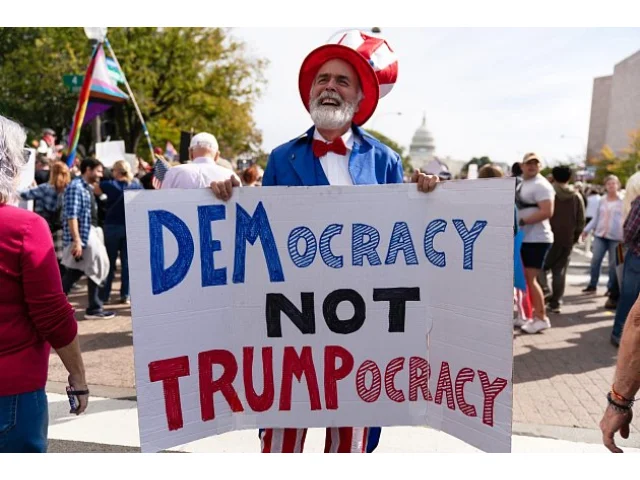 Lidé protestují proti vládě Trumpa. Organizátoři očekávají až 2,5 milionu lidí