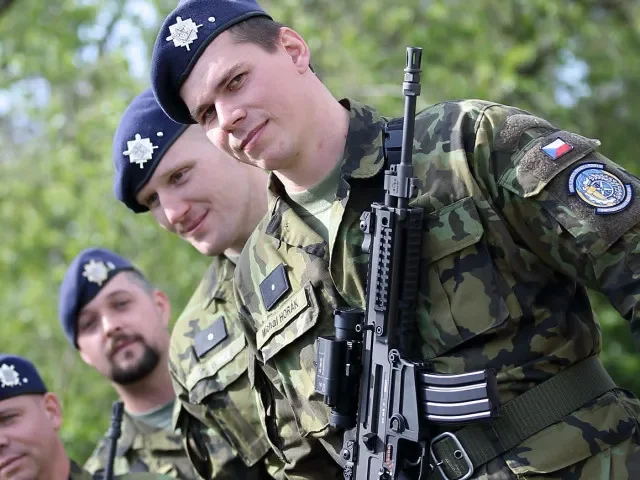 Ochota bránit svou zemi v Evropě klesá. Česká armáda by ráda přilákala víc rekrutů