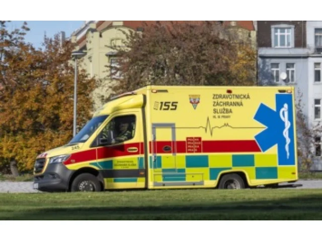 Záchranáři v Praze ošetřili tři lidi, zřejmě po požití drogy