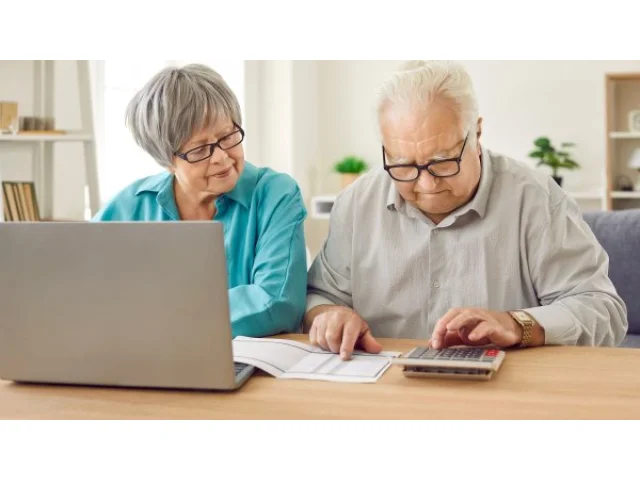 Penzisté budou od ledna brát v průměru téměř 22 tisíc korun, vláda zavede také minimální důchody