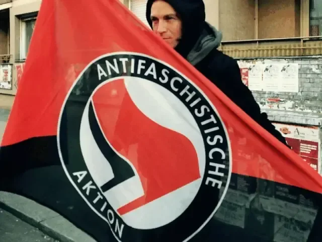 Trump zařadí Antifu na seznam teroristických organizací. S vlajkou se fotil i Bartoš