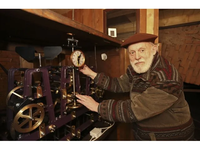 Kdo poprvé posunul ručičky a proč. Jak se z úsporného opatření stala tradice