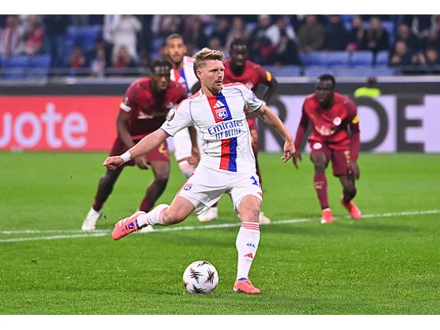 Karabec dvakrát asistoval při výhře Lyonu, Šulc nedal penaltu. Horníček opět s nulou