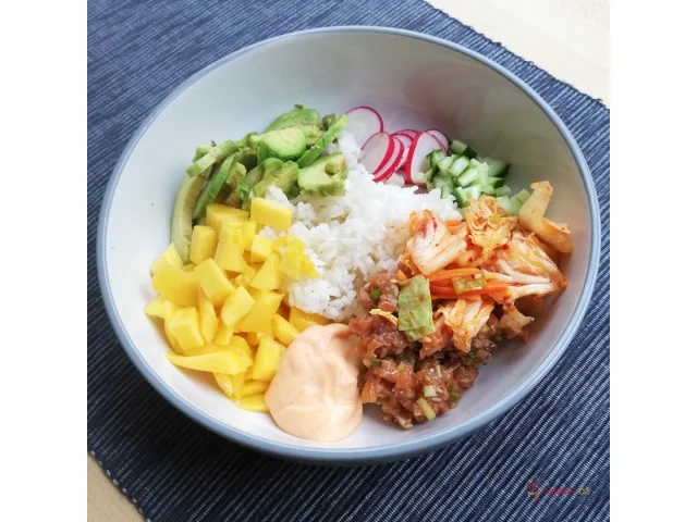 Poke bowl s lososem