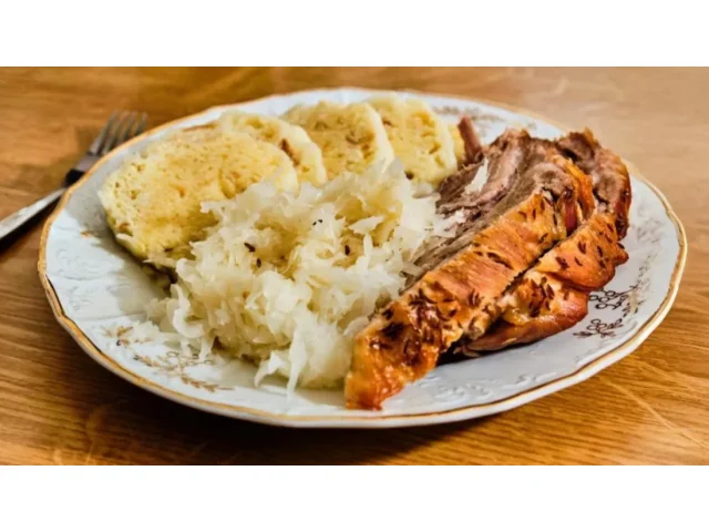 Levnější vepřo knedlo zelo? Čínská odveta za cla na elektromobily tvrdě zasáhne české zemědělce