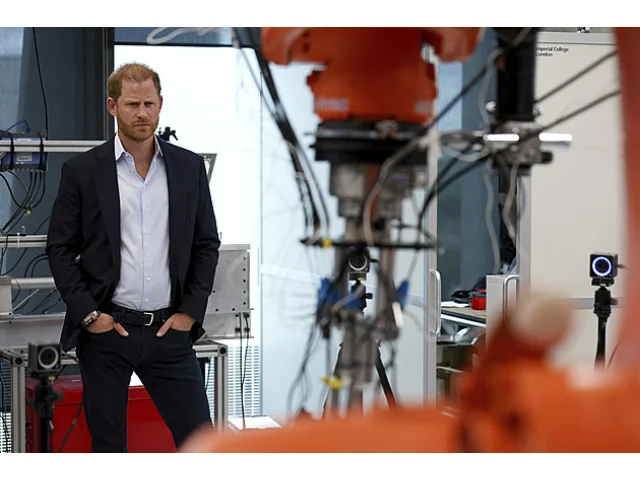 Setkání po téměř dvou letech. Princ Harry si s králem Karlem III. promluvil u čaje