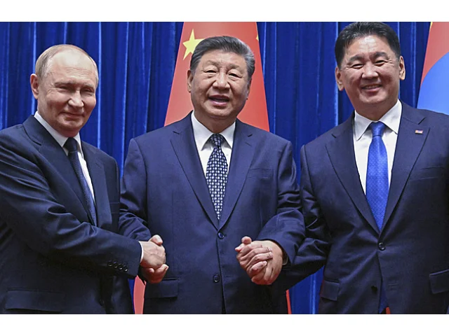 Putin se v Pekingu sešel s „drahým přítelem“ Sim. Přizvali i hlavu Mongolska