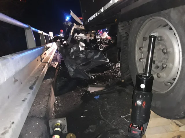 Auto skončilo po nehodě na dálnici D2 pod kamionem. Dva těžce zraněné muže hodinu vyprošťovali hasiči