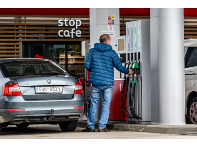 Paliva v ČR od minulého týdne zlevnila, benzin nyní stojí v průměru 34,60 Kč