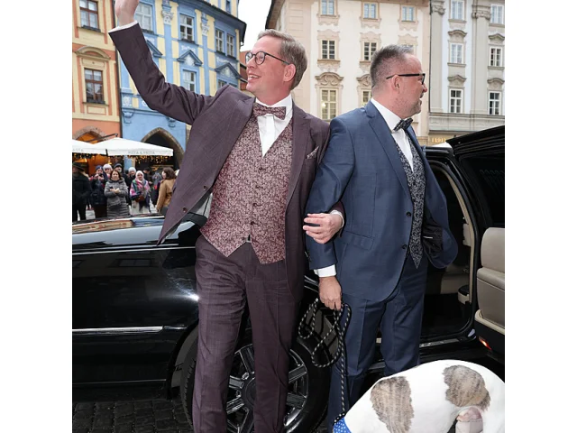 Svatba! Aleš Cibulka a Michal Jagelka se vzali. Za svědky Retková s Ježkovou, primátor oddával