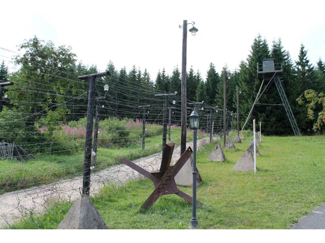 Konec domácího vězení. Před 36 lety padla výjezdní doložka, Češi nastartovali škodovky a vyrazili na Západ