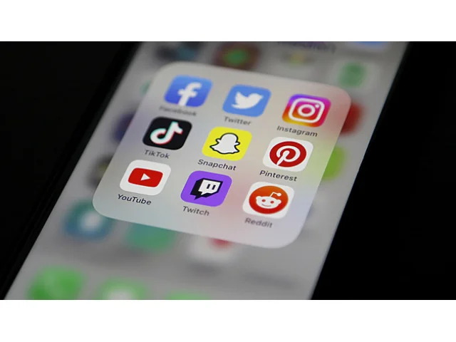 Život na sociálních sítích ubližuje dětem stále víc, tvrdí experti. Města zvažují omezení