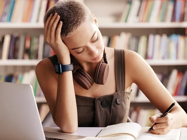 Piš rukou, mysli lépe. O „zbytečné“ námaze, která se vyplatí