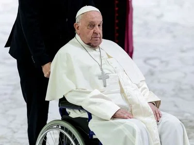 Papež František má začínající oboustranný zápal plic, oznámil Vatikán