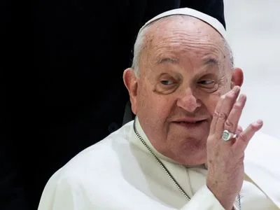 Papež František vtipkoval s Meloniovou, poté posnídal v křesle. Jeho stav se lepší