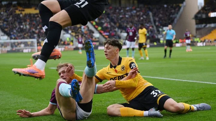 Krejčí akrobaticky přihrál na gól, ale Wolverhampton padl trefou v nastavení